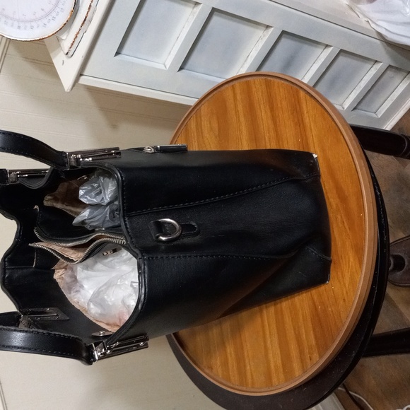 C black faux leather  shoulder bag - Picture 4 of 9